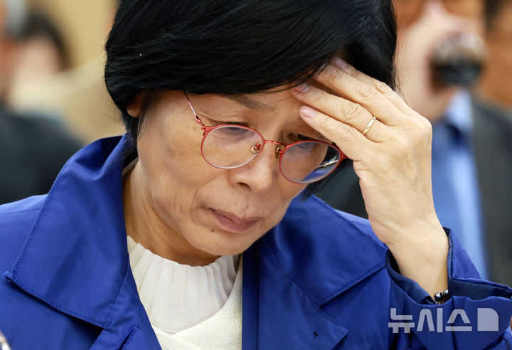 [서울=뉴시스] 고승민 기자 = 최민희 국회 과방위원장이 28일 서울 여의도 국회 의원회관에서 열린 K-바이오 혁신 세미나에서 자료를 살피고 있다. 2025.10.28. kkssmm99@newsis.com