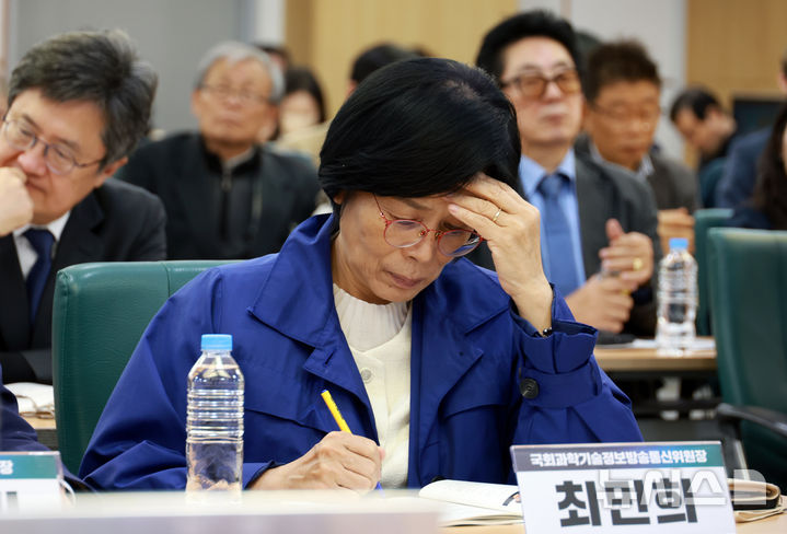 [서울=뉴시스] 고승민 기자 = 최민희 국회 과방위원장이 28일 서울 여의도 국회 의원회관에서 열린 K-바이오 혁신 세미나에서 자료를 살피고 있다. 2025.10.28. kkssmm99@newsis.com