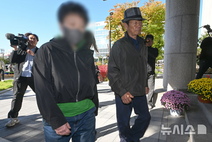 [광주=뉴시스] 이영주 기자 = 지난 2009년 '청산가리 막걸리 살인 사건'으로 중형을 선고받았던 백모(71·오른쪽)씨와 딸(41)이 28일 오후 광주 동구 광주지법에서 열리는 재심 선고 공판에 참여하기 위해 이동하고 있다. 형 선고 이후 이 사건에 대해 검찰의 강압수사가 있었다는 의혹이 일면서 지난 2023년 재심이 결정됐다. 2025.10.28. leeyj2578@newsis.com