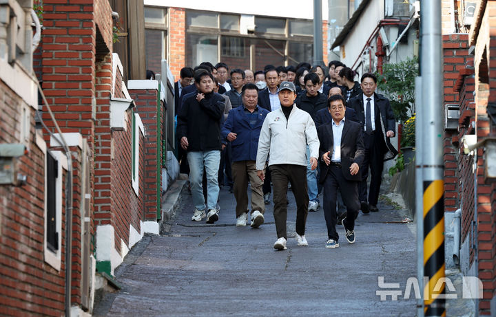 [서울=뉴시스] 홍효식 기자 = 오세훈 서울시장이 28일 서울 구로구 가리봉 2구역 재개발 사업 현장을 방문해 진행 상황 등을 점검하고 있다. 2025.10.28. yesphoto@newsis.com