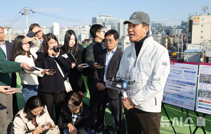 [서울=뉴시스] 홍효식 기자 = 오세훈 서울시장이 28일 서울 구로구 가리봉 2구역 재개발 사업 현장을 방문해 발언하고 있다. 2025.10.28. yesphoto@newsis.com