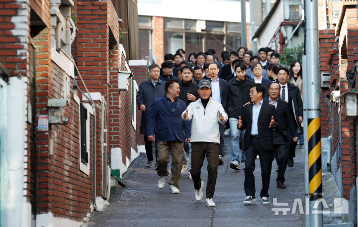 [서울=뉴시스] 홍효식 기자 = 오세훈 서울시장이 28일 서울 구로구 가리봉 2구역 재개발 사업 현장을 방문해 진행 상황 등을 점검하고 있다. 2025.10.28. yesphoto@newsis.com