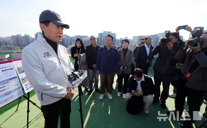 [서울=뉴시스] 홍효식 기자 = 오세훈 서울시장이 28일 서울 구로구 가리봉 2구역 재개발 사업 현장을 방문해 발언하고 있다. 2025.10.28. yesphoto@newsis.com