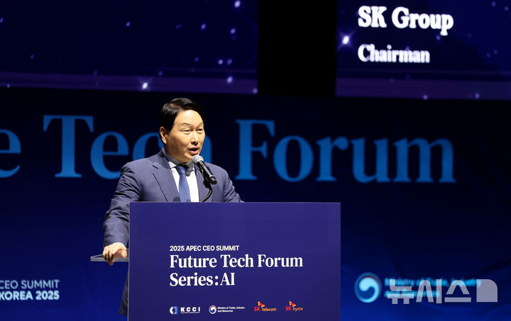 [경주=뉴시스] 이무열 기자 = 최태원 SK그룹 회장이 28일 경북 경주엑스포대공원 문화센터에서 열린 아시아태평양경제협력체(APEC) 최고경영자(CEO) 서밋 ‘퓨처테크 포럼: AI’에서 기조연설을 하고 있다. 2025.10.28. lmy@newsis.com