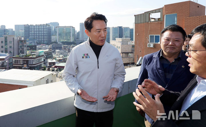 [서울=뉴시스] 홍효식 기자 = 오세훈 서울시장이 28일 서울 구로구 가리봉 2구역 재개발 사업 현장을 방문해 진행 상황 등을 점검하고 있다. 2025.10.28. yesphoto@newsis.com
