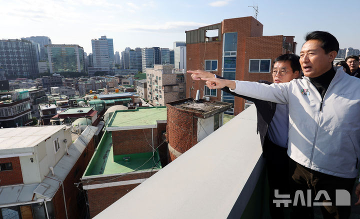 [서울=뉴시스] 홍효식 기자 = 오세훈 서울시장이 28일 서울 구로구 가리봉 2구역 재개발 사업 현장을 방문해 진행 상황 등을 점검하고 있다. 2025.10.28. yesphoto@newsis.com