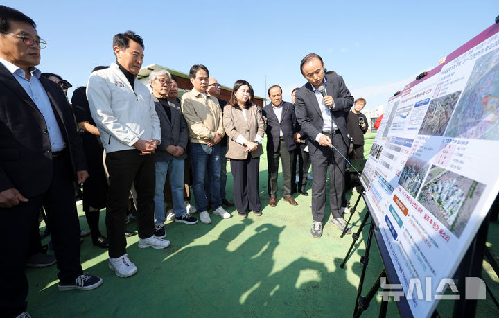 [서울=뉴시스] 홍효식 기자 = 오세훈 서울시장이 28일 서울 구로구 가리봉 2구역 재개발 사업 현장을 방문해 사업지 현황 및 개발 개요 설명 브리핑을 받고 있다. 2025.10.28. yesphoto@newsis.com
