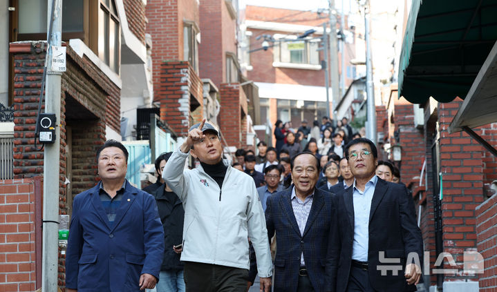 [서울=뉴시스] 홍효식 기자 = 오세훈 서울시장이 28일 서울 구로구 가리봉 2구역 재개발 사업 현장을 방문해 진행 상황 등을 점검하고 있다. 2025.10.28. yesphoto@newsis.com