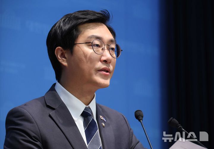 [서울=뉴시스] 조성봉 기자 = 장경태 더불어민주당 의원이 28일 오후 서울 여의도 국회 소통관에서 열린 '박상용 검사의 불법면회, 직권남용죄 위증죄 등' 강력 처벌 촉구 기자회견에서 발언을 하고 있다.&nbsp; 2025.10.28. suncho21@newsis.com