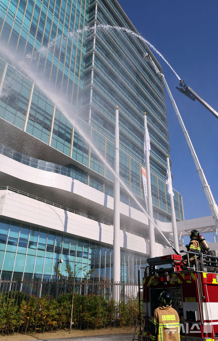 [세종=뉴시스] 강종민 기자 = 28일 세종시 정부세종청사 중앙동에서 열린 관계기관 합동 소방훈련에서 고가사다리 소방차 방수 및 인명 구조훈련이 진행되고 있다. 2025.10.28. ppkjm@newsis.com