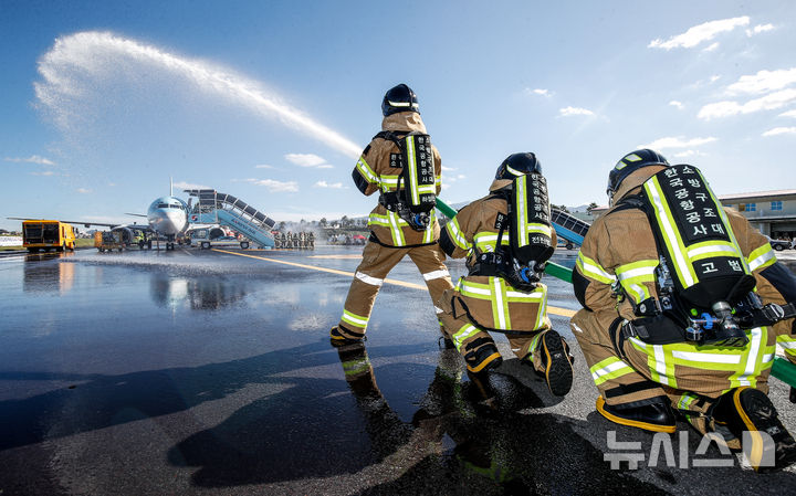 [제주=뉴시스] 우장호 기자 = 28일 오후 제주국제공항 화물청사 계류장 일원에서 항공기 사고를 가정한 '2025년 재난대응 안전한국훈련'이 진행되고 있다. 이 훈련은 '재난 및 안전관리 기본법'에 따라 지방자치단체와 국가기관, 한국공항공사 등 재난관리책임기관의 재난대응 역량 강화를 위해 매년 실시된다. 2025.10.28. woo1223@newsis.com