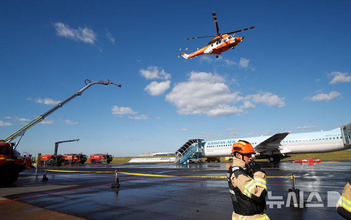 [제주=뉴시스] 우장호 기자 = 28일 오후 제주국제공항 화물청사 계류장 일원에서 항공기 사고를 가정한 '2025년 재난대응 안전한국훈련'이 진행되고 있다. 이 훈련은 '재난 및 안전관리 기본법'에 따라 지방자치단체와 국가기관, 한국공항공사 등 재난관리책임기관의 재난대응 역량 강화를 위해 매년 실시된다. 2025.10.28. woo1223@newsis.com