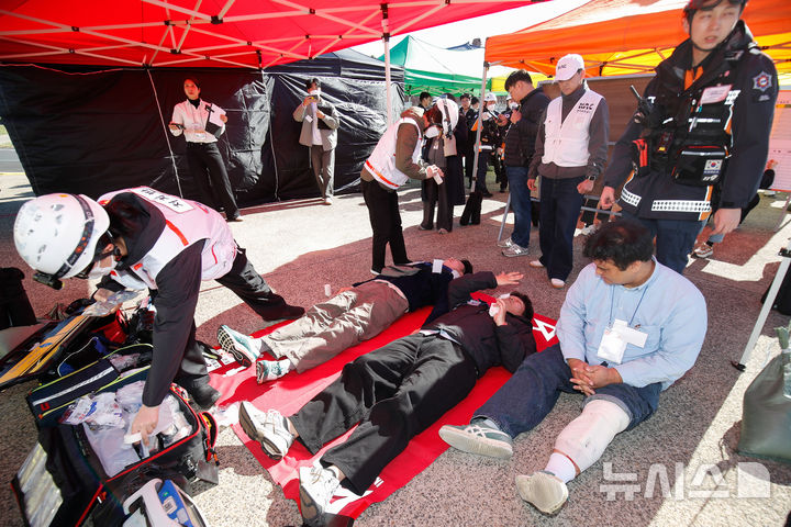 [제주=뉴시스] 우장호 기자 = 28일 오후 제주국제공항 화물청사 계류장 일원에서 항공기 사고를 가정한 '2025년 재난대응 안전한국훈련'이 진행되고 있다. 이 훈련은 '재난 및 안전관리 기본법'에 따라 지방자치단체와 국가기관, 한국공항공사 등 재난관리책임기관의 재난대응 역량 강화를 위해 매년 실시된다. 2025.10.28. woo1223@newsis.com