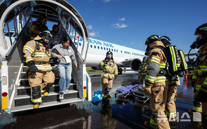 [제주=뉴시스] 우장호 기자 = 28일 오후 제주국제공항 화물청사 계류장 일원에서 항공기 사고를 가정한 '2025년 재난대응 안전한국훈련'이 진행되고 있다. 이 훈련은 '재난 및 안전관리 기본법'에 따라 지방자치단체와 국가기관, 한국공항공사 등 재난관리책임기관의 재난대응 역량 강화를 위해 매년 실시된다. 2025.10.28. woo1223@newsis.com