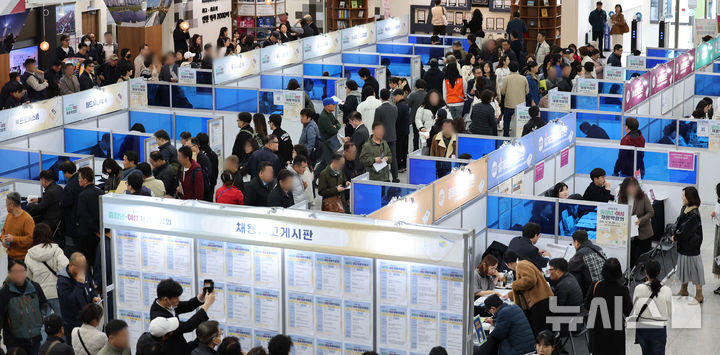 [인천=뉴시스] 전진환 기자 = 28일 오후 인천 남동구 인천시청에서 열린 2025 인천 중장년·여성 채용박람회에서 구직자들이 채용상담을 받고 있다. 2025.10.28. amin2@newsis.com