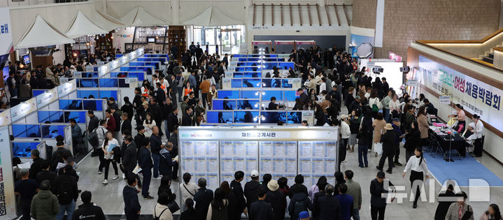 [인천=뉴시스] 전진환 기자 = 28일 오후 인천 남동구 인천시청에서 열린 2025 인천 중장년·여성 채용박람회에서 구직자들이 채용상담을 받고 있다. 2025.10.28. amin2@newsis.com