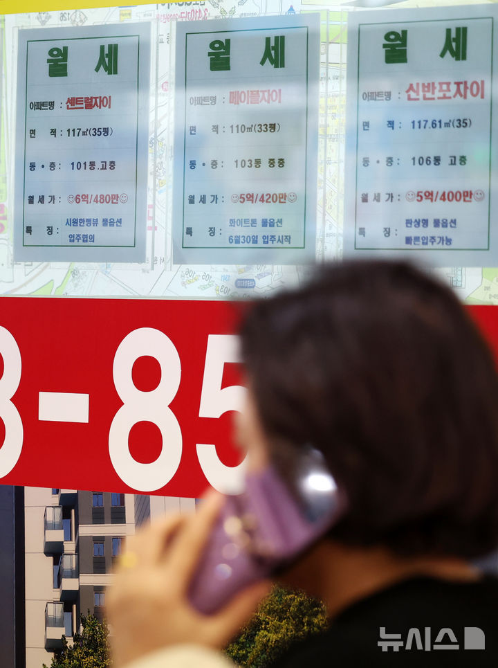 [서울=뉴시스] 조성우 기자 = 6·27 대출 규제 이후 전세 수요가 보증부월세(반전세)나 월세로 이동하면서 수도권 아파트 월세 상승률이 조사 이래 최고치를 기록한 것으로 나타난 28일 서울 시내의 한 부동산에 월세 물건 안내문이 붙어 있다. 2025.10.28. xconfind@newsis.com