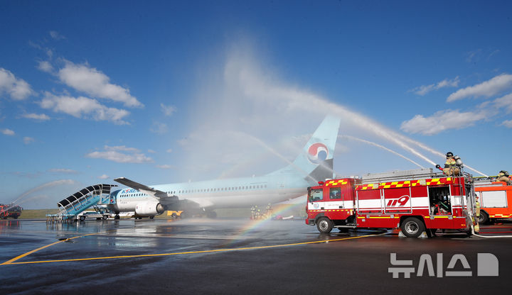 [제주=뉴시스] 우장호 기자 = 28일 오후 제주국제공항 화물청사 계류장 일원에서 항공기 사고를 가정한 '2025년 재난대응 안전한국훈련'이 진행되고 있다. 이 훈련은 '재난 및 안전관리 기본법'에 따라 지방자치단체와 국가기관, 한국공항공사 등 재난관리책임기관의 재난대응 역량 강화를 위해 매년 실시된다. 2025.10.28. woo1223@newsis.com