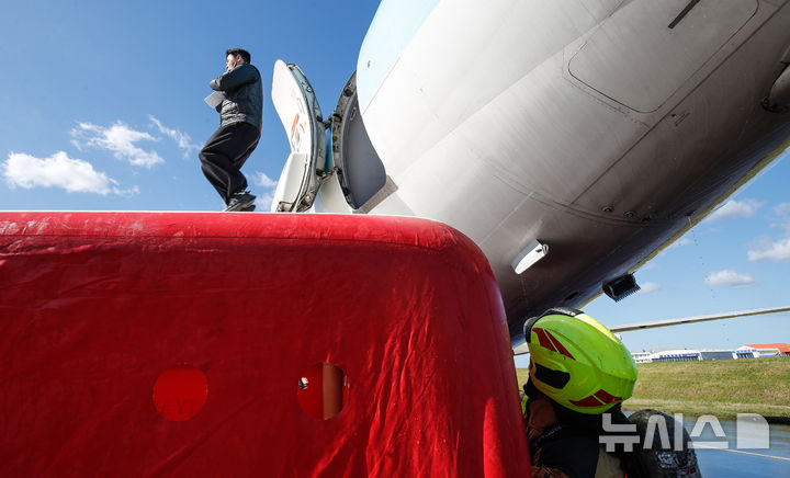 [제주=뉴시스] 우장호 기자 = 28일 오후 제주국제공항 화물청사 계류장 일원에서 항공기 사고를 가정한 '2025년 재난대응 안전한국훈련'이 진행되고 있다. 이 훈련은 '재난 및 안전관리 기본법'에 따라 지방자치단체와 국가기관, 한국공항공사 등 재난관리책임기관의 재난대응 역량 강화를 위해 매년 실시된다. 2025.10.28. woo1223@newsis.com