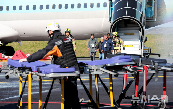 [제주=뉴시스] 우장호 기자 = 28일 오후 제주국제공항 화물청사 계류장 일원에서 항공기 사고를 가정한 '2025년 재난대응 안전한국훈련'이 진행되고 있다. 이 훈련은 '재난 및 안전관리 기본법'에 따라 지방자치단체와 국가기관, 한국공항공사 등 재난관리책임기관의 재난대응 역량 강화를 위해 매년 실시된다. 2025.10.28. woo1223@newsis.com