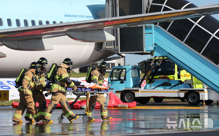 [제주=뉴시스] 우장호 기자 = 28일 오후 제주국제공항 화물청사 계류장 일원에서 항공기 사고를 가정한 '2025년 재난대응 안전한국훈련'이 진행되고 있다. 이 훈련은 '재난 및 안전관리 기본법'에 따라 지방자치단체와 국가기관, 한국공항공사 등 재난관리책임기관의 재난대응 역량 강화를 위해 매년 실시된다. 2025.10.28. woo1223@newsis.com