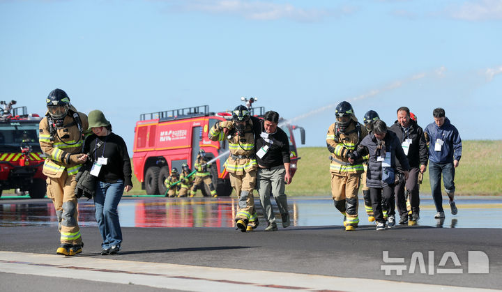 [제주=뉴시스] 우장호 기자 = 28일 오후 제주국제공항 화물청사 계류장 일원에서 항공기 사고를 가정한 '2025년 재난대응 안전한국훈련'이 진행되고 있다. 이 훈련은 '재난 및 안전관리 기본법'에 따라 지방자치단체와 국가기관, 한국공항공사 등 재난관리책임기관의 재난대응 역량 강화를 위해 매년 실시된다. 2025.10.28. woo1223@newsis.com