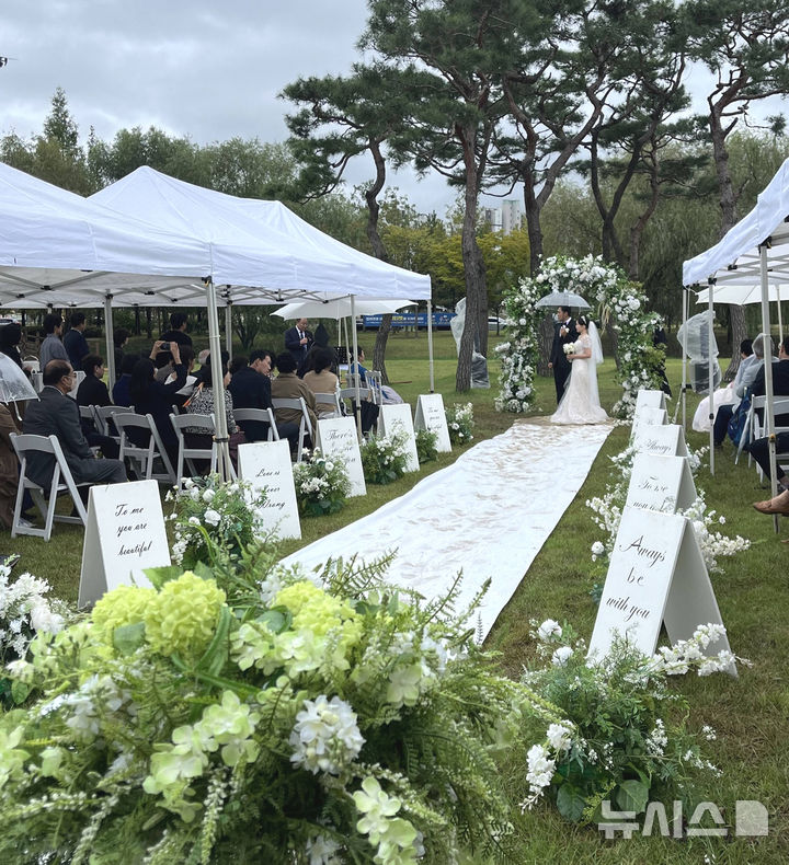 나주혁신도시 빛가람호수공원에서 열린 '공공결혼식' 모습. (사진=나주시 제공) photo@newsis.com