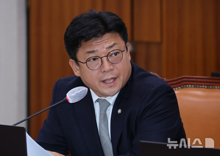 [서울=뉴시스] 김금보 기자 = 강명구 국민의힘 의원이 28일 서울 여의도 국회에서 열린 농림축산식품해양수산위원회 국정감사에서 질의를 하고 있다. 2025.10.28. kgb@newsis.com