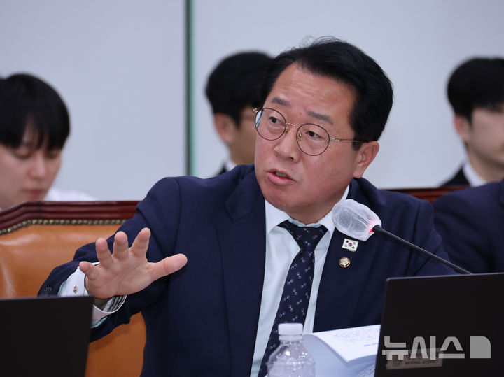 [서울=뉴시스] 김금보 기자 = 문금주 더불어민주당 의원이 28일 서울 여의도 국회에서 열린 농림축산식품해양수산위원회 국정감사에서 질의를 하고 있다. 2025.10.28. kgb@newsis.com