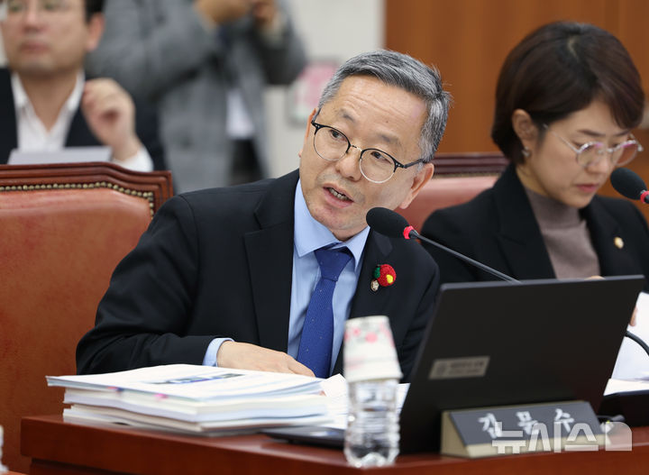 [서울=뉴시스] 김명년 기자 = 김문수 더불어민주당 의원이 지난해 10월 28일 서울 여의도 국회 교육위원회에서 열린 서울대학교 등에 대한 국정감사에서 질의하고 있다. 2025.10.28. kmn@newsis.com