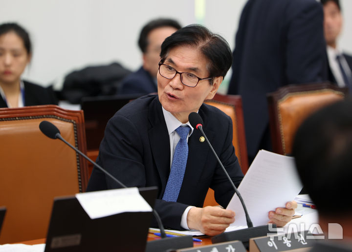 [서울=뉴시스] 김명년 기자 = 이용선 더불어민주당 의원이 28일 서울 여의도 국회 외교통일위원회에서 열린 외교부-통일부 등에 대한 국정감사에서 질의하고 있다. 2025.10.28. kmn@newsis.com