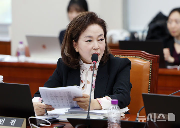 [서울=뉴시스] 김명년 기자 = 김민전 국민의힘 의원이 28일 서울 여의도 국회 교육위원회에서 열린 서울대학교 등에 대한 국정감사에서 질의하고 있다. 2025.10.28. kmn@newsis.com