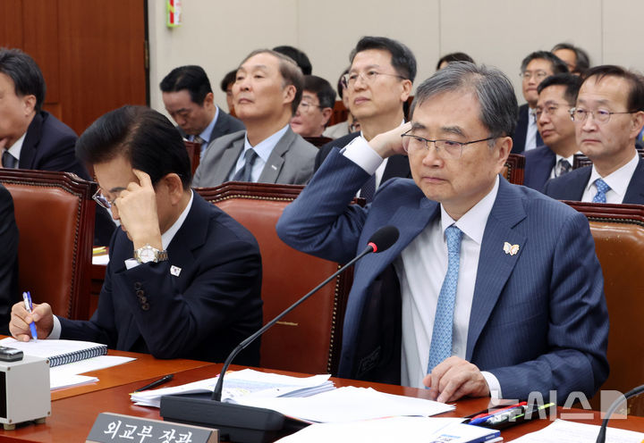 [서울=뉴시스] 김명년 기자 = 조현 외교부 장관이 28일 서울 여의도 국회 외교통일위원회에서 열린 외교부-통일부 등에 대한 국정감사에서 머리를 만지고 있다. 2025.10.28. kmn@newsis.com