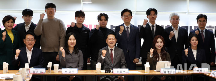 [서울=뉴시스] 김선웅 기자 = 장동혁 국민의힘 대표가 28일 서울 마포구 서울청년센터 마포에서 열린 '집 걱정 없는 미래, 청년 생각에서 시작합니다' 청년과 함께하는 부동산 정책 간담회에서 참석 청년들과 단체사진을 촬영하고 있다. 2025.10.28. mangusta@newsis.com