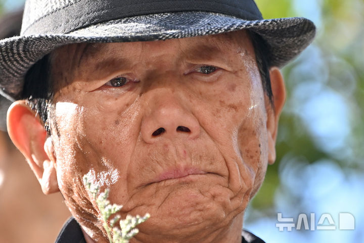 [광주=뉴시스] 이영주 기자 = '청산가리 막걸리 살인 사건'으로 중형을 선고받았던 백모(71)씨가 28일 오후 광주 동구 광주지법에서 열린 재심 선고 공판 결과 무죄를 선고받은 뒤 취재진 인터뷰를 하고 있다. 백씨와 딸(41)은 지난 2009년 청산가리를 넣은 막걸리를 아내와 지인에게 마시게 해 숨지게 한 혐의(존속살인) 등으로 2012년 대법원에서 각기 무기징역과 징역 20년 형을 선고받았으나 검찰의 강압수사 의혹이 불거지면서 2023년 9월 재심이 개시, 이날 사건 발생 16여년 만에 무죄를 선고받았다. 2025.10.28. leeyj2578@newsis.com