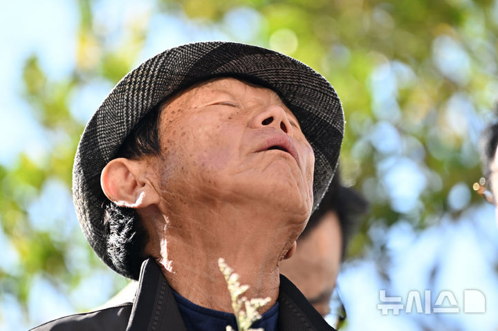 [광주=뉴시스] 이영주 기자 = '청산가리 막걸리 살인 사건'으로 중형을 선고받았던 백모(71)씨가 28일 오후 광주 동구 광주지법에서 열린 재심 선고 공판 결과 무죄를 선고받은 뒤 하늘을 향해 한숨을 내몰아 쉬고 있다. 2025.10.28. leeyj2578@newsis.com