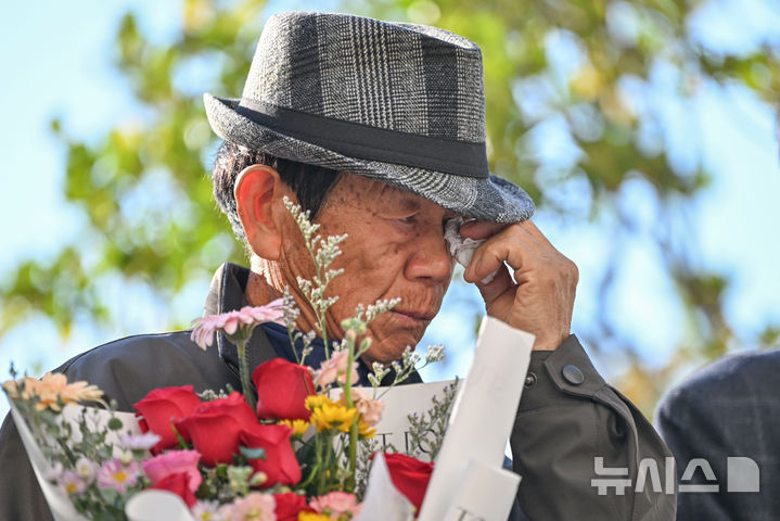 [광주=뉴시스] 이영주 기자 = '청산가리 막걸리 살인 사건'으로 중형을 선고받았던 백모(71)씨가 28일 오후 광주 동구 광주지법에서 열린 재심 선고 공판 결과 무죄를 선고받은 뒤 눈물을 닦고 있다. 백씨와 딸(41)은 지난 2009년 청산가리를 넣은 막걸리를 아내와 지인에게 마시게 해 숨지게 한 혐의(존속살인) 등으로 2012년 대법원에서 각기 무기징역과 징역 20년 형을 선고받았으나 검찰의 강압수사 의혹이 불거지면서 2023년 9월 재심이 개시, 이날 사건 발생 16여년 만에 무죄를 선고받았다. 2025.10.28. leeyj2578@newsis.com