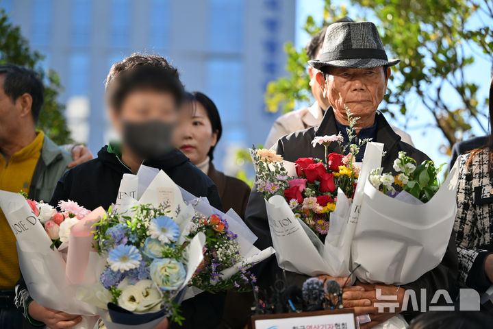 [광주=뉴시스] 이영주 기자 = '청산가리 막걸리 살인 사건'으로 중형을 선고받았던 백모(71·오른쪽)와 딸(41)가 28일 오후 광주 동구 광주지법에서 열린 재심 선고 공판 결과 무죄를 선고받은 뒤 취재진 인터뷰를 하고 있다. 백씨와 딸은 지난 2009년 청산가리를 넣은 막걸리를 아내와 지인에게 마시게 해 숨지게 한 혐의(존속살인 등)으로 2012년 대법원에서 각기 무기징역과 징역 20년 형을 선고받았으나 검찰의 강압수사 의혹이 불거지면서 2023년 9월 재심이 개시, 이날 사건 발생 16여년 만에 무죄를 선고받았다. 2025.10.28. leeyj2578@newsis.com