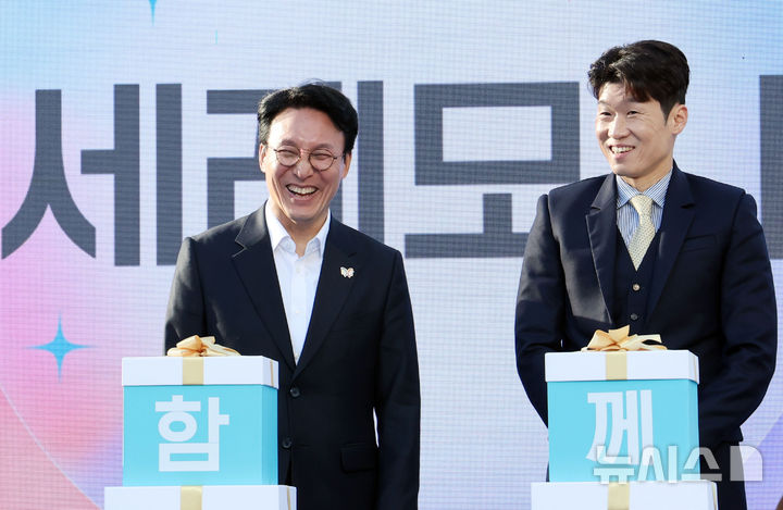  [부산=뉴시스] 하경민 기자 = 김민석 국무총리가 28일 부산 중구 광복로에서 열린 '코리아 그랜드 페스티벌' 개막식에 참석, 홍보대사인 박지성과 개막 세리머니를 하기에 앞서 대화하고 있다.  오는 11월9일까지 열리는 코리아 그랜드 페스티벌은 10개 부처와 3만7000개사가 참여하는 국가 단위 할인 캠페인으로, 상품권·여행·문화 등 전 분야를 아우르는 대규모 상생형 소비 진작 행사다. 2025.10.28. yulnetphoto@newsis.com