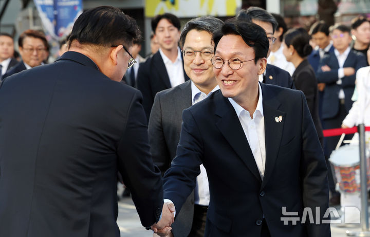  [부산=뉴시스] 하경민 기자 = 김민석 국무총리가 28일 부산 중구 광복로에서 열린 '코리아 그랜드 페스티벌' 개막식에 참석, 관계자들과 인사하고 있다. 오는 11월9일까지 열리는 코리아 그랜드 페스티벌은 10개 부처와 3만7000개사가 참여하는 국가 단위 할인 캠페인으로, 상품권·여행·문화 등 전 분야를 아우르는 대규모 상생형 소비 진작 행사다. 2025.10.28. yulnetphoto@newsis.com