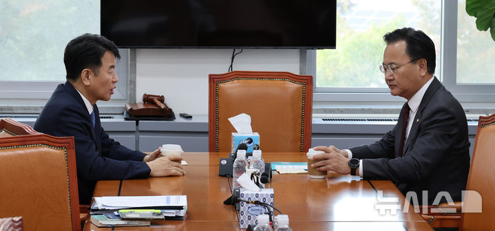 [서울=뉴시스] 김금보 기자 = 문진석(왼쪽) 더불어민주당 원내운영수석부대표와 유상범 국민의힘 원내운영수석부대표가 28일 오후 서울 여의도 국회에서 회동을 하고 있다. 2025.10.28. kgb@newsis.com