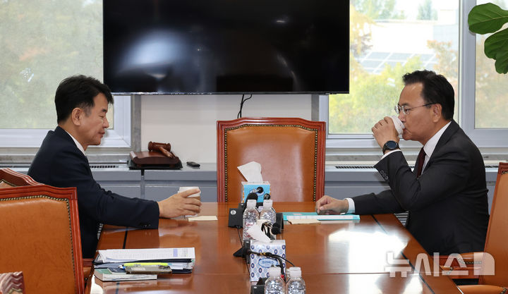 [서울=뉴시스] 김금보 기자 = 문진석(왼쪽) 더불어민주당 원내운영수석부대표와 유상범 국민의힘 원내운영수석부대표가 28일 오후 서울 여의도 국회에서 회동을 하고 있다. 2025.10.28. kgb@newsis.com