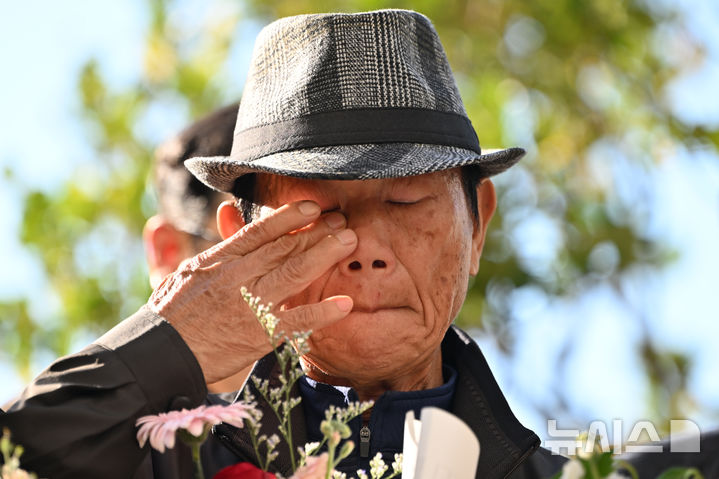 [광주=뉴시스] 이영주 기자 = '청산가리 막걸리 살인 사건'으로 중형을 선고받았던 백모(71)씨가 28일 오후 광주 동구 광주지법에서 열린 재심 선고 공판 결과 무죄를 선고받은 뒤 눈물을 닦고 있다. 백씨와 딸(41)은 지난 2009년 청산가리를 넣은 막걸리를 아내와 지인에게 마시게 해 숨지게 한 혐의(존속살인 등)로 2012년 대법원에서 각기 무기징역과 징역 20년 형을 선고받았으나 검찰의 강압수사 의혹이 불거지면서 2023년 9월 재심이 개시, 이날 사건 발생 16여년 만에 무죄를 선고받았다. 2025.10.28. leeyj2578@newsis.com