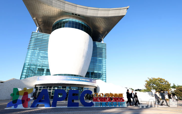 [경주=뉴시스] 추상철 기자 = APEC CEO 서밋 코리아 2025가 개막한 28일 오후 경북 경주시 경주예술의전당에서 참가자들이 본 행사장 앞을 지나고 있다. 2025.10.28. scchoo@newsis.com