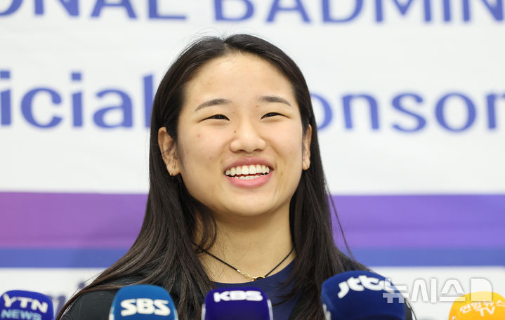 [인천공항=뉴시스] 황준선 기자 = 프랑스에서 열린 2025 세계배드민턴연맹(BWF) 월드 투어 슈퍼 750 여자 단식에서 우승한 안세영이 28일 오후 인천국제공항 2터미널을 통해 귀국해 취재진과 인터뷰를 하고 있다. 2025.10.28. hwang@newsis.com
