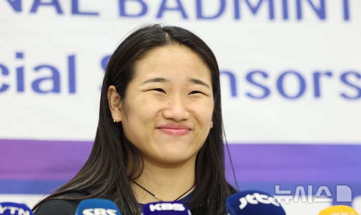 [인천공항=뉴시스] 황준선 기자 = 프랑스에서 열린 2025 세계배드민턴연맹(BWF) 월드 투어 슈퍼 750 여자 단식에서 우승한 안세영이 지난달 28일 오후 인천국제공항 2터미널을 통해 귀국해 취재진과 인터뷰를 하고 있다. 2025.10.28. hwang@newsis.com