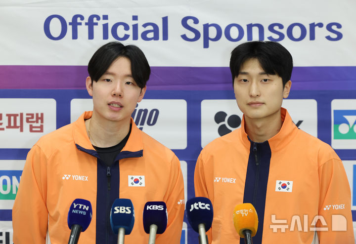 [인천공항=뉴시스] 황준선 기자 = 프랑스에서 열린 2025 세계배드민턴연맹(BWF) 월드 투어 슈퍼 750 남자 복식에서 우승한 김원호와 서승재가 28일 오후 인천국제공항 2터미널을 통해 귀국해 취재진과 인터뷰를 하고 있다. 2025.10.28. hwang@newsis.com