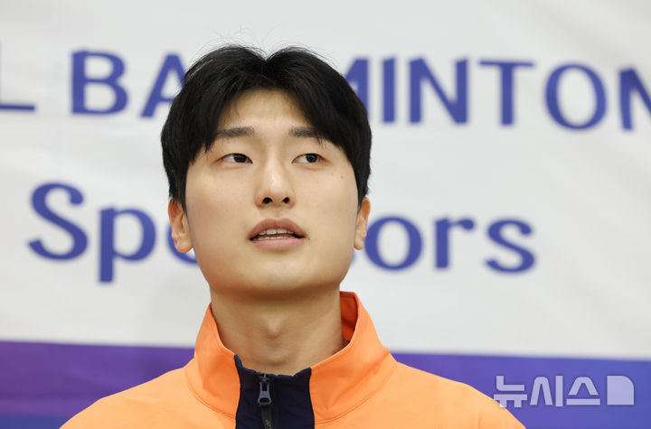 [인천공항=뉴시스] 황준선 기자 = 프랑스에서 열린 2025 세계배드민턴연맹(BWF) 월드 투어 슈퍼 750 남자 복식에서 우승한 김원호가 28일 오후 인천국제공항 2터미널을 통해 귀국해 취재진과 인터뷰를 하고 있다. 2025.10.28. hwang@newsis.com