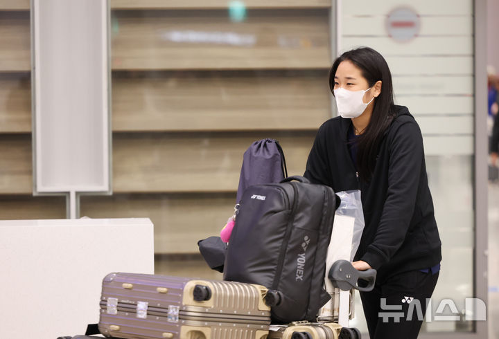 [인천공항=뉴시스] 황준선 기자 = 프랑스에서 열린 2025 세계배드민턴연맹(BWF) 월드 투어 슈퍼 750 여자 단식에서 우승한 안세영이 지난달 28일 오후 인천국제공항 2터미널을 통해 귀국하고 있다. 2025.10.28. hwang@newsis.com