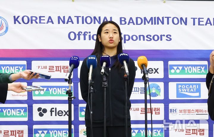 [인천공항=뉴시스] 황준선 기자 = 프랑스에서 열린 2025 세계배드민턴연맹(BWF) 월드 투어 슈퍼 750 여자 단식에서 우승한 안세영이 지난달 28일 오후 인천국제공항 2터미널을 통해 귀국해 취재진과 인터뷰를 하고 있다. 2025.10.28. hwang@newsis.com
